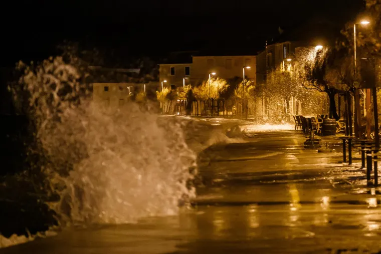 Pogledajte &scaron;to je olujno jugo učinilo od Ka&scaron;tela, plimni val potopio je dobar dio mjesta