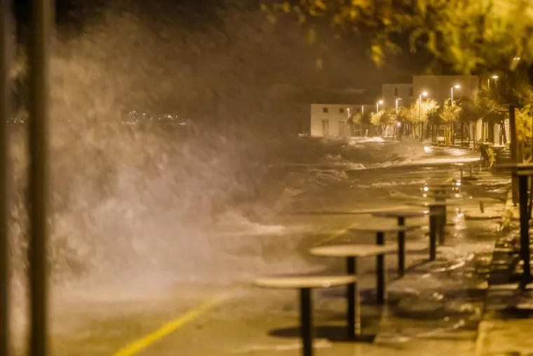Pogledajte &scaron;to je olujno jugo učinilo od Ka&scaron;tela, plimni val potopio je dobar dio mjesta