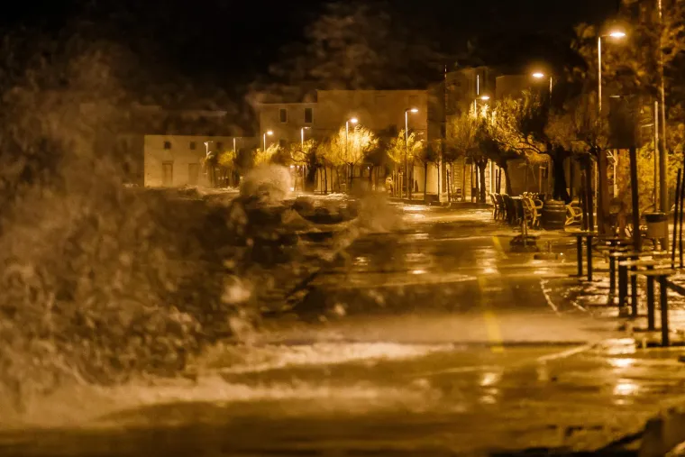 Pogledajte &scaron;to je olujno jugo učinilo od Ka&scaron;tela, plimni val potopio je dobar dio mjesta