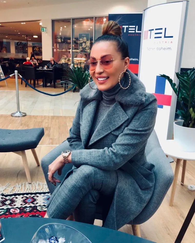 Nakon Arkanove smrti, Ceca postupno preuzima njegov posao i ponovno je na čelu FK “Obilić”. U njezinu su životu uslijedile brojne kontroverze, a 17. ožujka 2003. uhićena je u policijskoj akciji &quot;Sablja&quot; pod optužbom da je u kući bez dozvole držala veću količinu oružja te da je prisvojila novac iz &quot;Obilića&quot;, koji je naslijedila nakon suprugove smrti. U zatvoru je provela 121 dan.