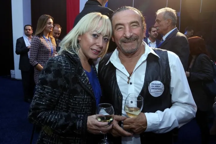 &quot;Upoznali smo se na koncertu u Posušju 1997. kad sam imala 18 godina i bio mi je to prvi koncert u životu. Tata je bio Željkov obožavatelj pa smo ga doma stalno slušali. Poslije koncerta se slikao sa svima koji su to željeli, pa tako i sa mnom, i to je bilo to. Tu je počela naša priča koja traje i danas. Mjesec dana poslije imao je koncert u mom gradu, Tomislavgradu. Igrom slučaja s tatom je bio prije večere, sa mnom poslije koncerta, ali sve je išlo polako. On je puno nastupao u Hercegovini, ja sam u međuvremenu završila gimnaziju i otišla studirati pravo u Split, viđali smo se i poslije nekoliko godina vjenčali&quot;, ispričala je Ružica Bebek.

