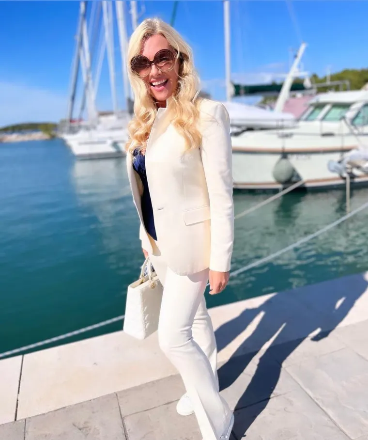 "Nema nikakve razlike između velikosrba i velikohrvata, nikakve!&rdquo;, poručila je Pokos i Vatrenima poručila da pjevaju domoljubne pjesme koje &ldquo;ne promoviraju usta&scaron;ku ideologiju. "Domovina se voli srcem i istinom, nadasve istinom, a ne promoviranjem zločinaca i izdajica hrvatskog naroda", nastavila je.