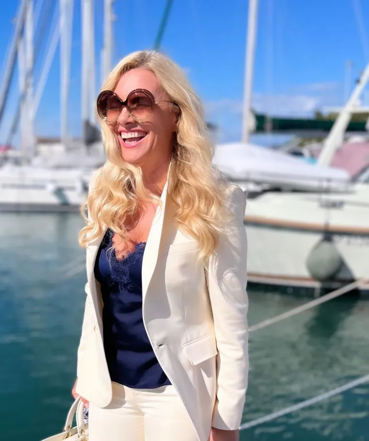 Podsjetimo, na ovogodi&scaron;nju Doru svoju je pjesmu poslala i Vlatka Pokos, koja je upravo na HRT-u davnih 90-ih godina bila velika zvijezda. Međutim, u krevetu, s te&scaron;kom upalom sinusa, dočekala ju je vijest da ipak neće pjevati na Dori. Ona kaže da nije pretjerano razočarana jer nije među odabranim izvođačima.