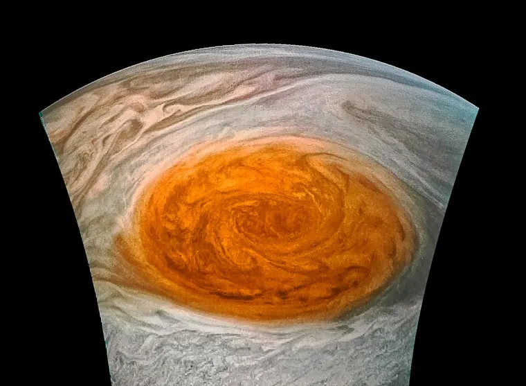 Polarne svjetlosti na Zemlji i Jupiteru nastaju kada nabijene čestice poput protona ili elektrona, stupe u interakciju s magnetskim poljem, poznatim kao magnetosfera, koje okružuje planet. Jupiterovo magnetsko polje je oko 20 000 puta jače od Zemljinog.