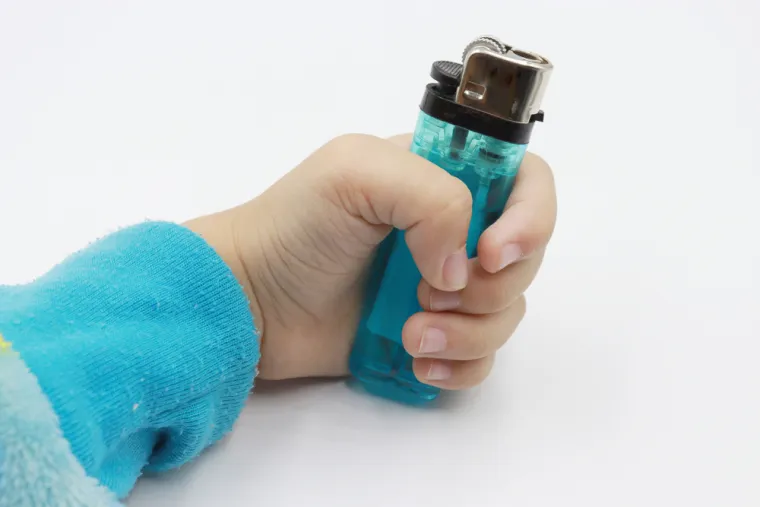 4. Držite upaljače dalje od djece.