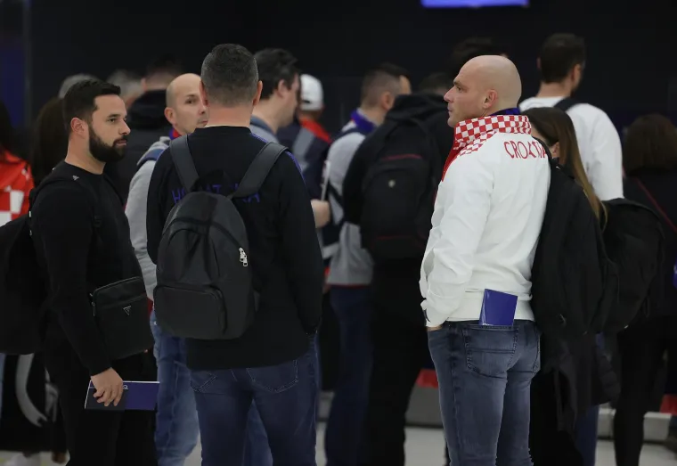 FOTO Pripreme u tijeku: Hrvatski navijači sinoć krenuli u Katar