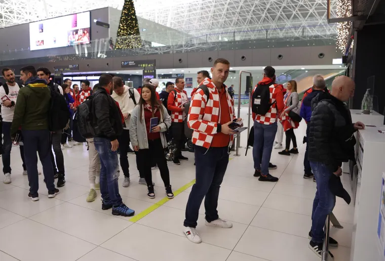 FOTO Pripreme u tijeku: Hrvatski navijači sinoć krenuli u Katar