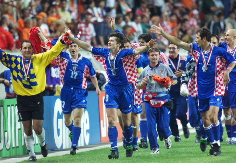 Ovako su brončani Vatreni slavili prije 24 godine, svi pamte 1998. i legendarnog Šukera. Nadamo se da ćemo i danas gledati ovakve scene