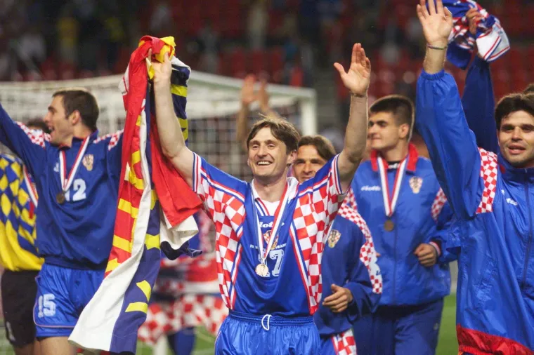 Ovako su brončani Vatreni slavili prije 24 godine, svi pamte 1998. i legendarnog Šukera. Nadamo se da ćemo i danas gledati ovakve scene
