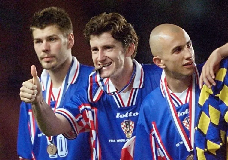 Ovako su brončani Vatreni slavili prije 24 godine, svi pamte 1998. i legendarnog &Scaron;ukera. Nadamo se da ćemo i danas gledati ovakve scene