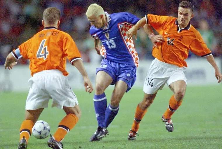 Ovako su brončani Vatreni slavili prije 24 godine, svi pamte 1998. i legendarnog &Scaron;ukera. Nadamo se da ćemo i danas gledati ovakve scene