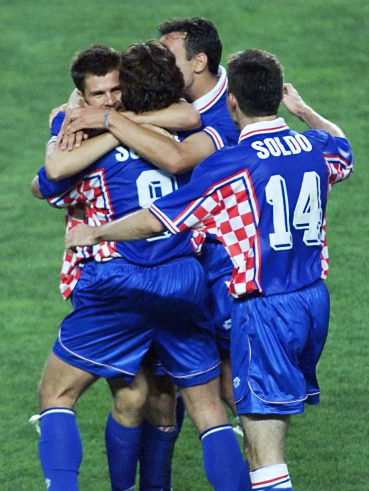 Ovako su brončani Vatreni slavili prije 24 godine, svi pamte 1998. i legendarnog &Scaron;ukera. Nadamo se da ćemo i danas gledati ovakve scene