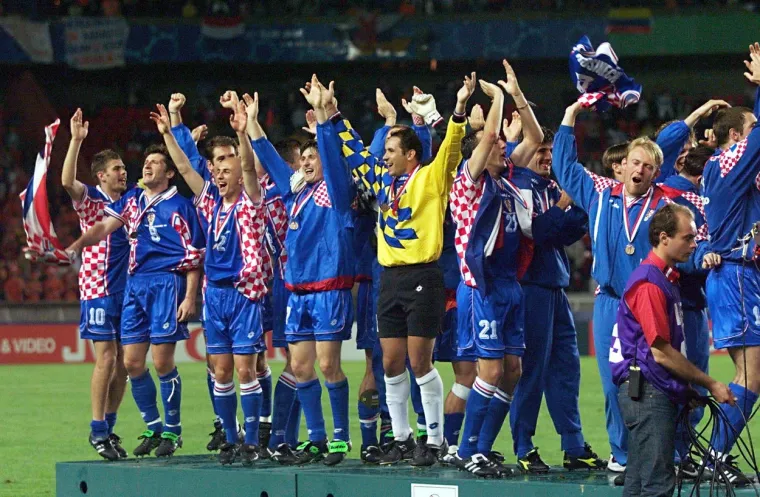 Ovako su brončani Vatreni slavili prije 24 godine, svi pamte 1998. i legendarnog &Scaron;ukera. Nadamo se da ćemo i danas gledati ovakve scene