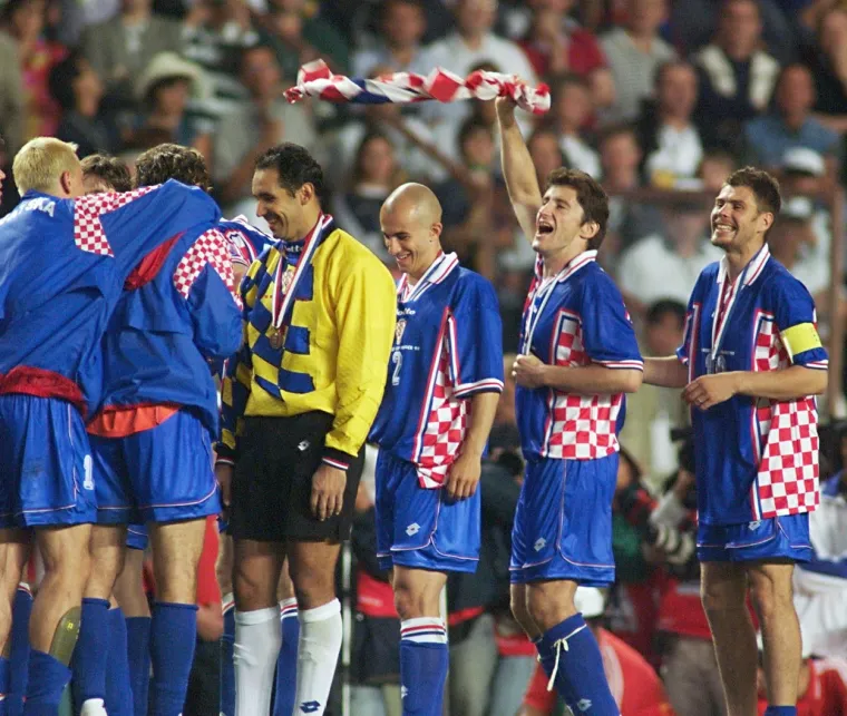 Ovako su brončani Vatreni slavili prije 24 godine, svi pamte 1998. i legendarnog &Scaron;ukera. Nadamo se da ćemo i danas gledati ovakve scene