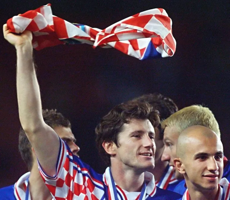 Ovako su brončani Vatreni slavili prije 24 godine, svi pamte 1998. i legendarnog &Scaron;ukera. Nadamo se da ćemo i danas gledati ovakve scene