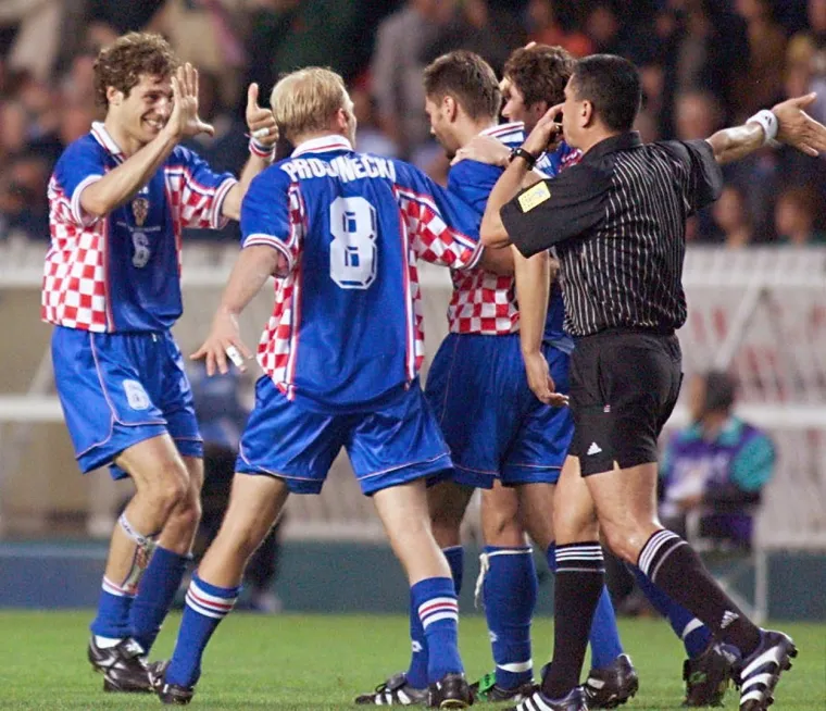 Ovako su brončani Vatreni slavili prije 24 godine, svi pamte 1998. i legendarnog &Scaron;ukera. Nadamo se da ćemo i danas gledati ovakve scene