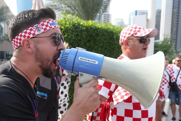 Navijači razvukli zastavu, promatrao ih Gvardiol: Stigla Dalićeva supruga i djeca Vatrenog