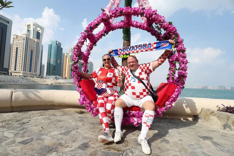 Navijači razvukli zastavu, promatrao ih Gvardiol: Stigla Dalićeva supruga i djeca Vatrenog