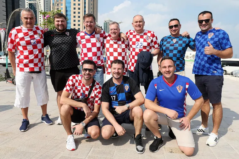 Navijači razvukli zastavu, promatrao ih Gvardiol: Stigla Dalićeva supruga i djeca Vatrenog