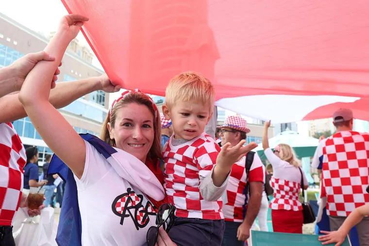 Navijači razvukli zastavu, promatrao ih Gvardiol: Stigla Dalićeva supruga i djeca Vatrenog