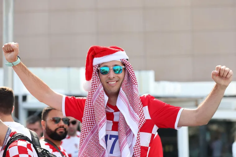 Navijači razvukli zastavu, promatrao ih Gvardiol: Stigla Dalićeva supruga i djeca Vatrenog