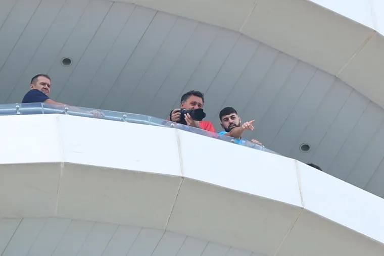 Navijači razvukli zastavu, promatrao ih Gvardiol: Stigla Dalićeva supruga i djeca Vatrenog