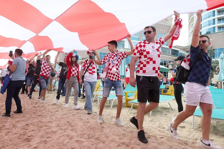 Navijači razvukli zastavu, promatrao ih Gvardiol: Stigla Dalićeva supruga i djeca Vatrenog