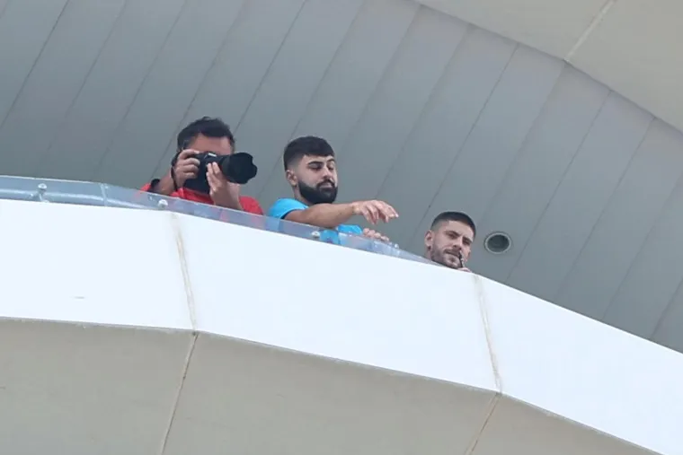 Navijači razvukli zastavu, promatrao ih Gvardiol: Stigla Dalićeva supruga i djeca Vatrenog