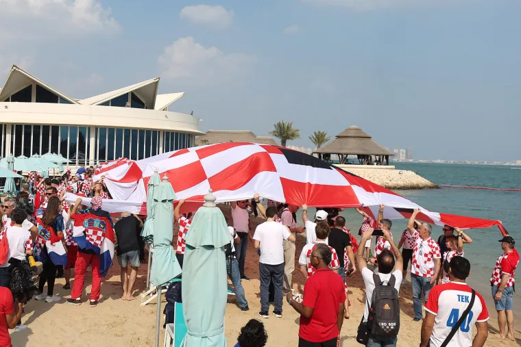 Navijači razvukli zastavu, promatrao ih Gvardiol: Stigla Dalićeva supruga i djeca Vatrenog