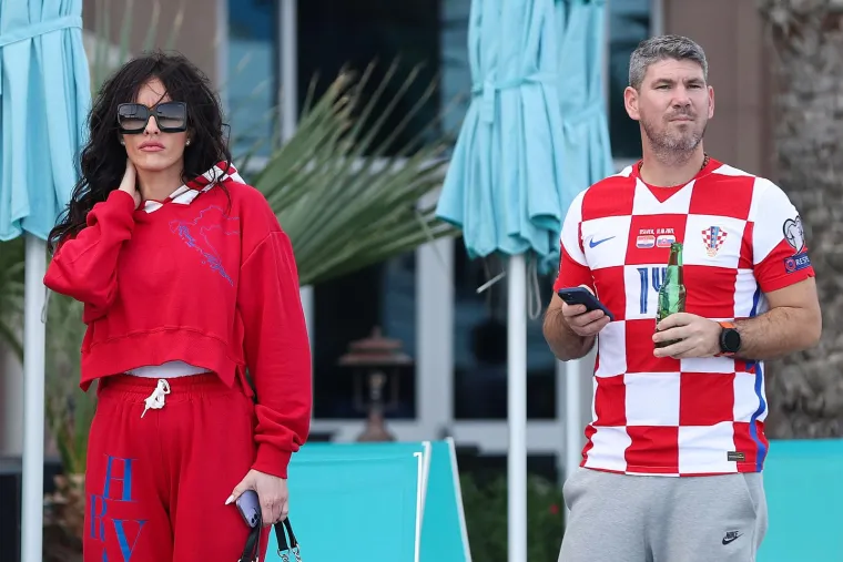 Navijači razvukli zastavu, promatrao ih Gvardiol: Stigla Dalićeva supruga i djeca Vatrenog