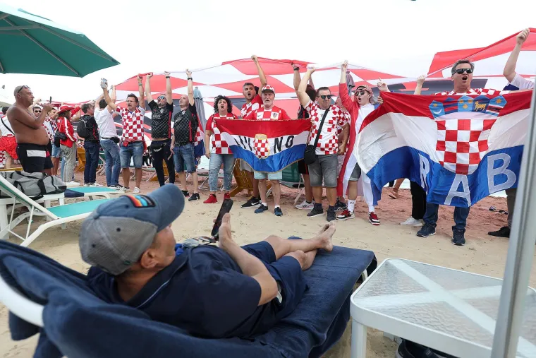 Navijači razvukli zastavu, promatrao ih Gvardiol: Stigla Dalićeva supruga i djeca Vatrenog