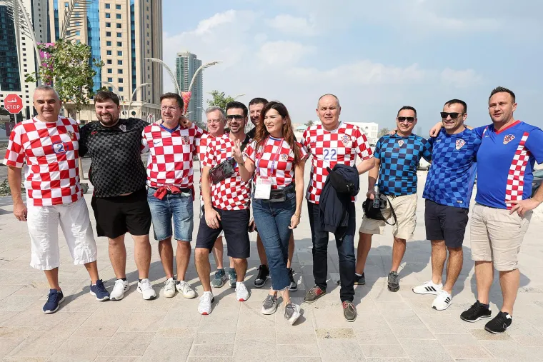 Navijači razvukli zastavu, promatrao ih Gvardiol: Stigla Dalićeva supruga i djeca Vatrenog