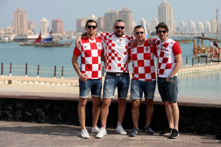 Navijači razvukli zastavu, promatrao ih Gvardiol: Stigla Dalićeva supruga i djeca Vatrenog