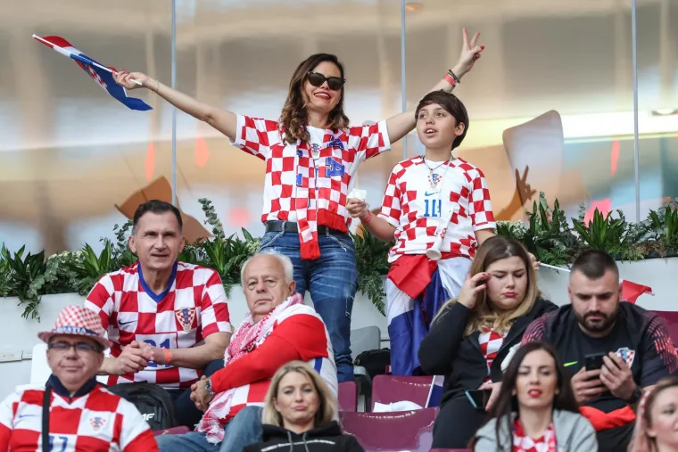 Na tribinama posebnu pozornost privukla jedna navijačica, tamo je i nekada omraženi ministar koji je sam sebi vikao 'ostavka'