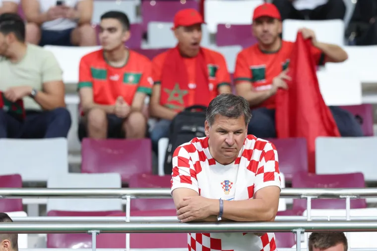 Na tribinama posebnu pozornost privukla jedna navijačica, tamo je i nekada omraženi ministar koji je sam sebi vikao 'ostavka'