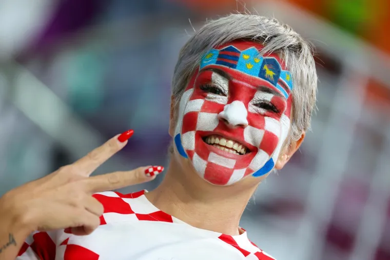 Na tribinama posebnu pozornost privukla jedna navijačica, tamo je i nekada omraženi ministar koji je sam sebi vikao 'ostavka'