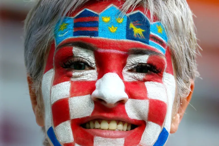 Na tribinama posebnu pozornost privukla jedna navijačica, tamo je i nekada omraženi ministar koji je sam sebi vikao 'ostavka'