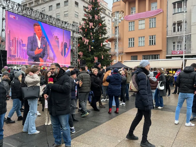 Glavni zagrebački trg obojen kockicama, ljudi se okupljaju prije povijesnog dvoboja za broncu