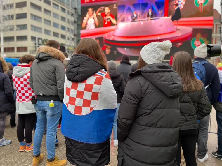 Glavni zagrebački trg obojen kockicama, ljudi se okupljaju prije povijesnog dvoboja za broncu