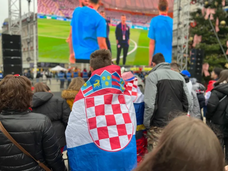 Glavni zagrebački trg obojen kockicama, ljudi se okupljaju prije povijesnog dvoboja za broncu
