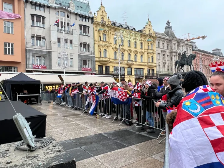 Glavni zagrebački trg obojen kockicama, ljudi se okupljaju prije povijesnog dvoboja za broncu