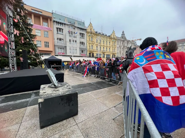 Glavni zagrebački trg obojen kockicama, ljudi se okupljaju prije povijesnog dvoboja za broncu