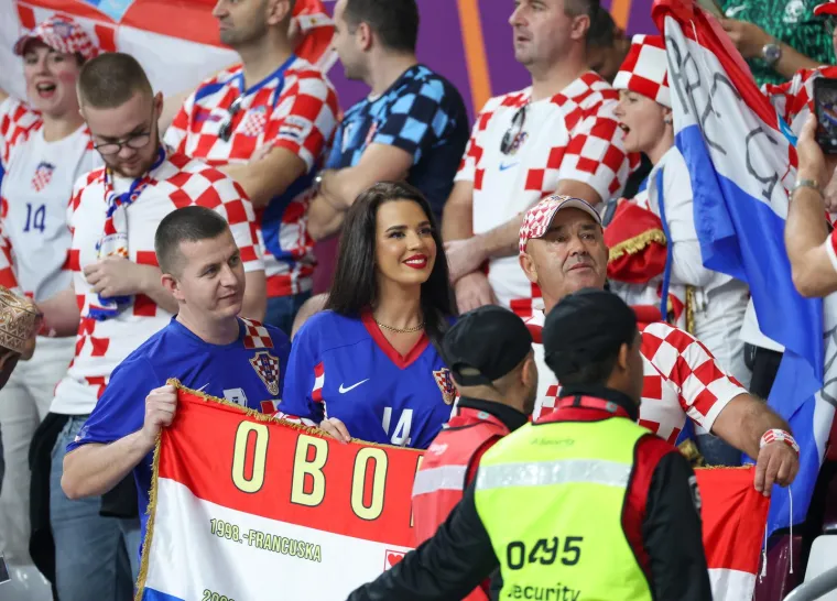 Navijači pune stadion Khalifu: Radost i osmjesi na licima prevladavaju, svi žele tu broncu