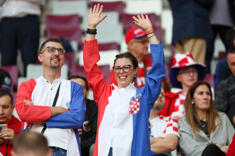 Navijači pune stadion Khalifu: Radost i osmjesi na licima prevladavaju, svi žele tu broncu