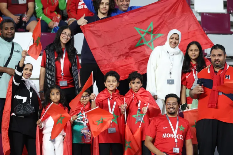 Navijači pune stadion Khalifu: Radost i osmjesi na licima prevladavaju, svi žele tu broncu