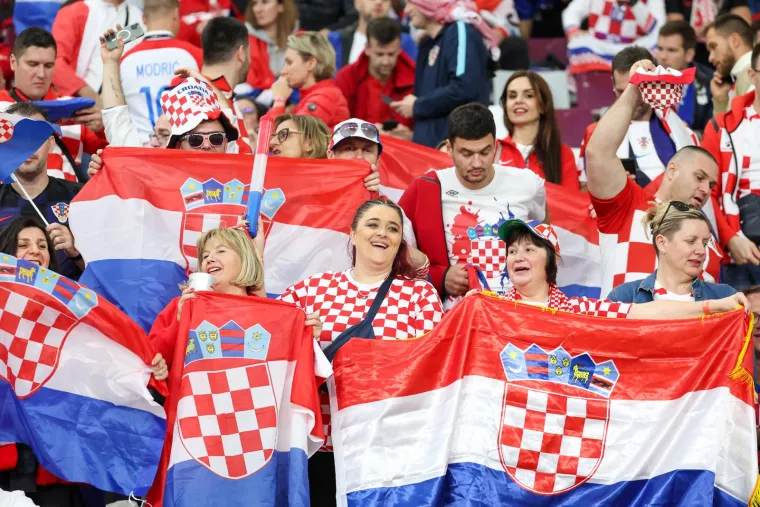 Navijači pune stadion Khalifu: Radost i osmjesi na licima prevladavaju, svi žele tu broncu