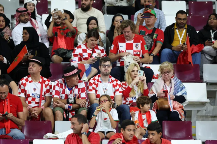 Navijači pune stadion Khalifu: Radost i osmjesi na licima prevladavaju, svi žele tu broncu