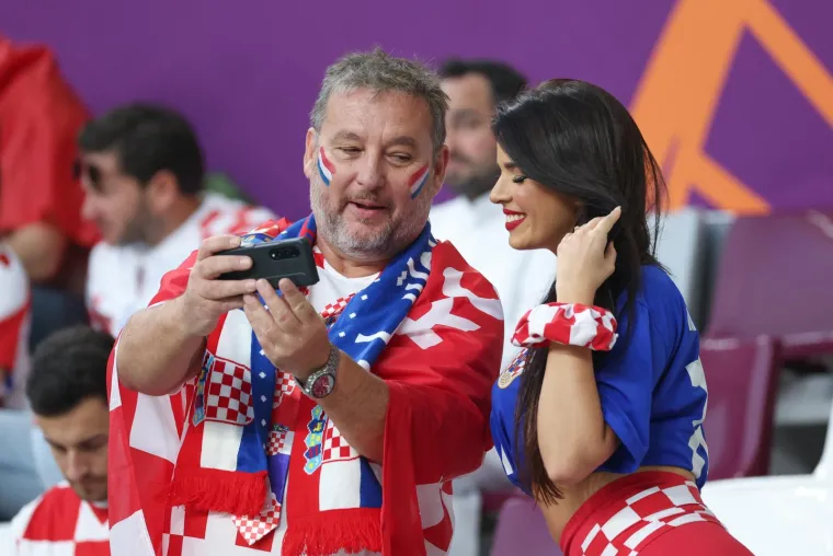 Navijači pune stadion Khalifu: Radost i osmjesi na licima prevladavaju, svi žele tu broncu