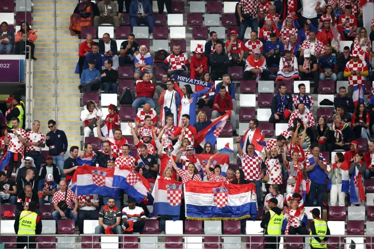 Navijači pune stadion Khalifu: Radost i osmjesi na licima prevladavaju, svi žele tu broncu