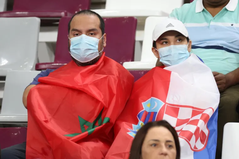 Navijači pune stadion Khalifu: Radost i osmjesi na licima prevladavaju, svi žele tu broncu